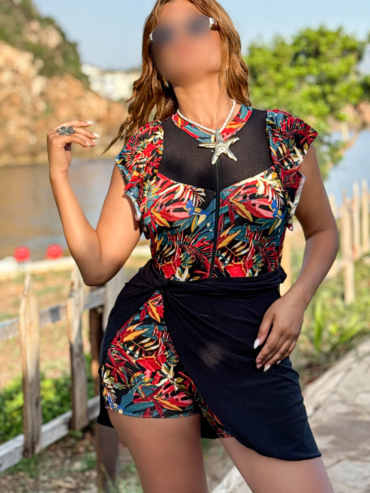 Maillot de bain 2 pièces combi a motif rouge bleu noir paréo noir